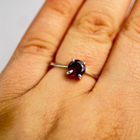 OCULAR, SILBERRING MIT GRANAT