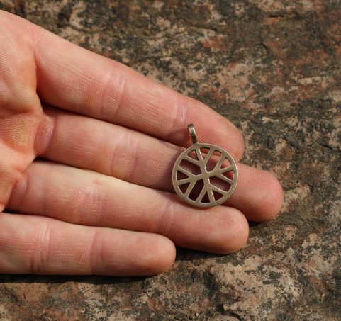 SONNENKREUZ UND HEILIGER BAUM, ANHÄNGER AUS BRONZE