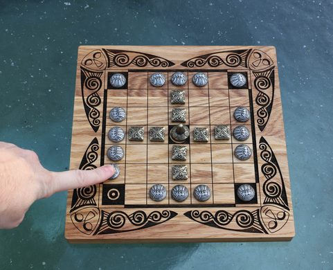 FIDCHELL KELTISCHE BRETTSPIELVERSION VON BRIAN BORU MIT EICHENBRETT