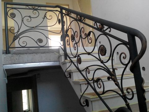 CUSTOM METAL RAILINGS
