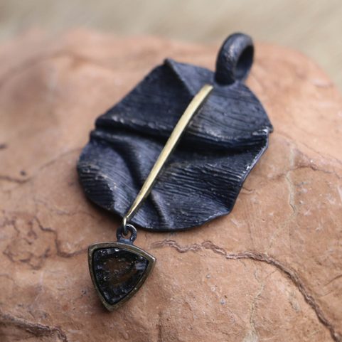 DELTA SILVER PENDANT WITH MOLDAVITE, GOLD PLATED