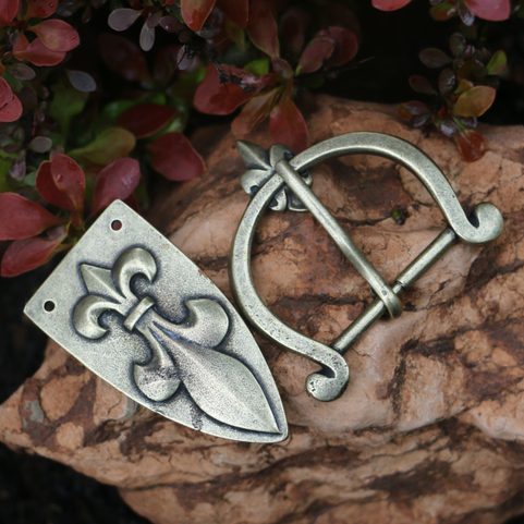 FLEUR DE LIS, GÜRTELSCHNALLE MIT ENDE, ALTES MESSING