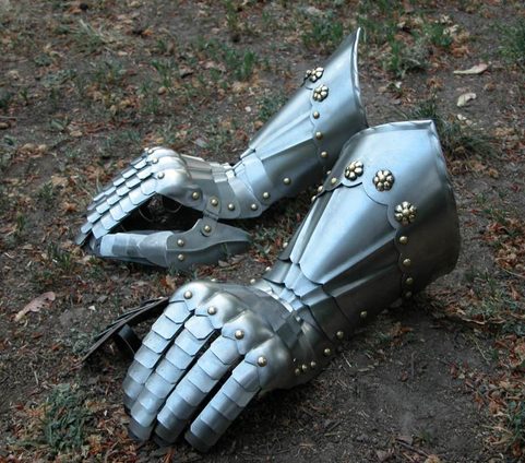 KNIGHTS ARMOR GAUNTLETS