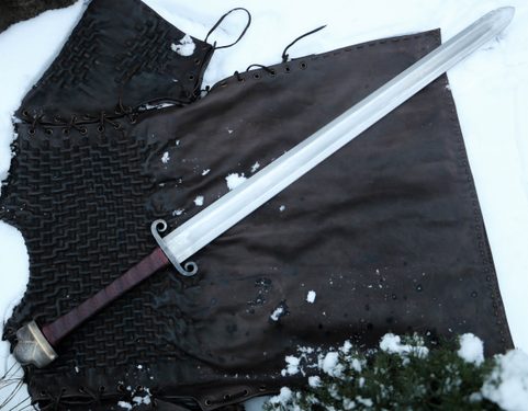 BARBARIAN TWO-HANDED SHARP FANTASY SWORD WITH SCABBARD ON THE BACK