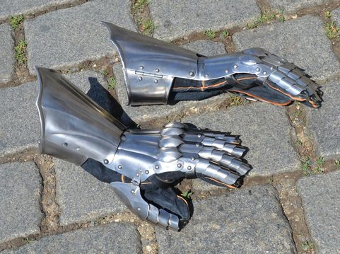 STEEL GAUNTLETS WITH ELONGATED PROTECTION OF FOREARM