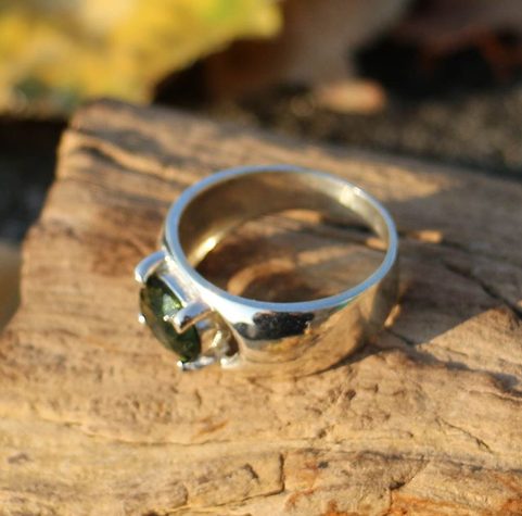 MOLDAVITE, STERLING SILVER RING WITH CUT MOLDAVITE