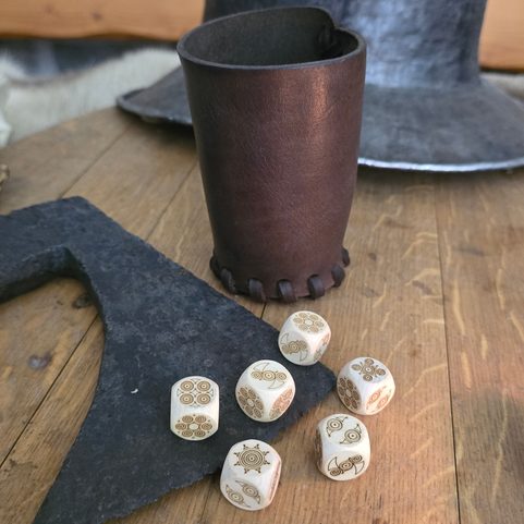 ALEA GOTHICA, LEATHER CUP AND DICE, 6 PIECES