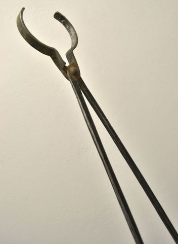 FORGED STEEL TONGS FOR PERFORATED FLASK