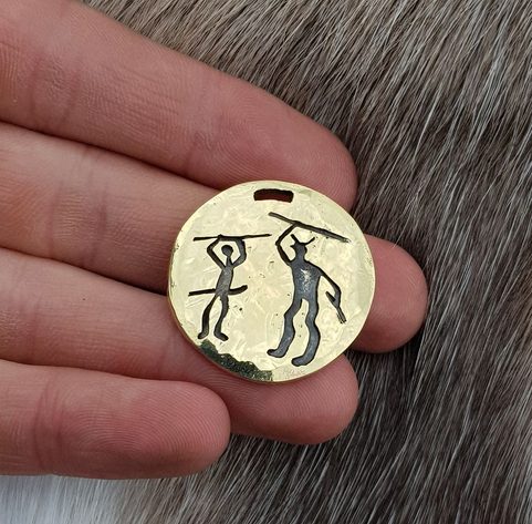 KRIGER, GUERRIER PENDENTIF, TANUM PÉTROGLYPHE, LAITON
