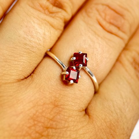 GORDICA, BAGUE, GRENAT ARGENT 925/1000