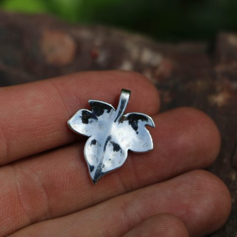 IVY LEAF SILVER PENDANT HESONITE