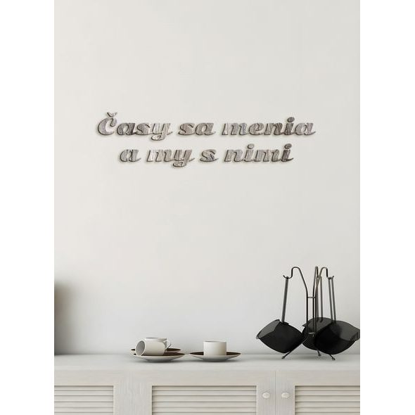 Drevený nápis s citátom "Časy sa menia a my s nimi"