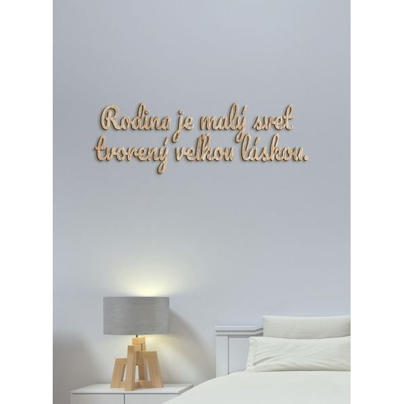 Drevený nápis "Rodina je malý svet tvorený veľkou láskou"