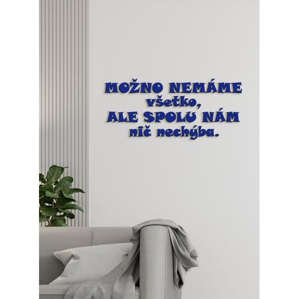 Drevený nápis "Možno nemáme všetko, ale spolu nám nechýba nič"
