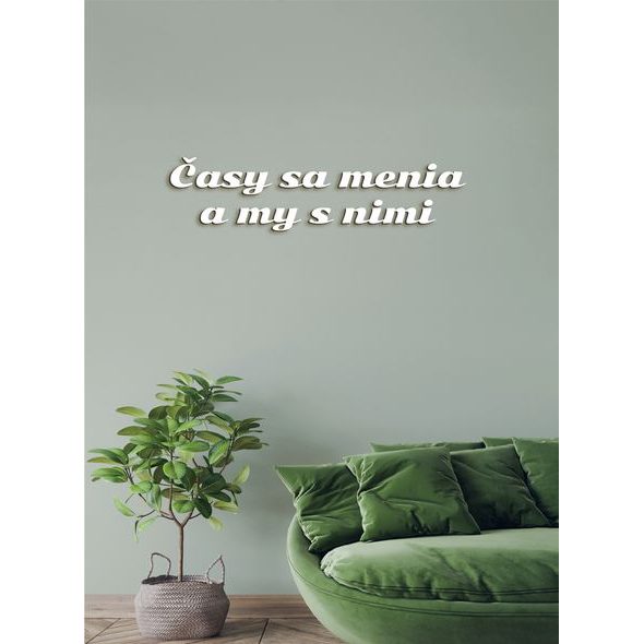 Drevený nápis s citátom "Časy sa menia a my s nimi"
