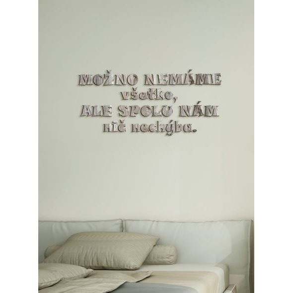 Drevený nápis "Možno nemáme všetko, ale spolu nám nechýba nič"