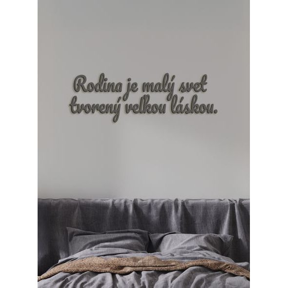 Drevený nápis "Rodina je malý svet tvorený veľkou láskou"
