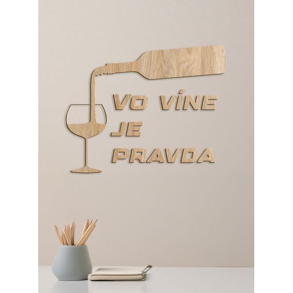 Nápis na stenu s citátom "Vo víne je pravda"