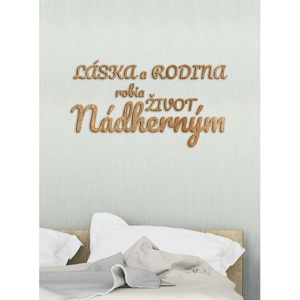 Drevený nápis "Láska a rodina robia život nádherným"