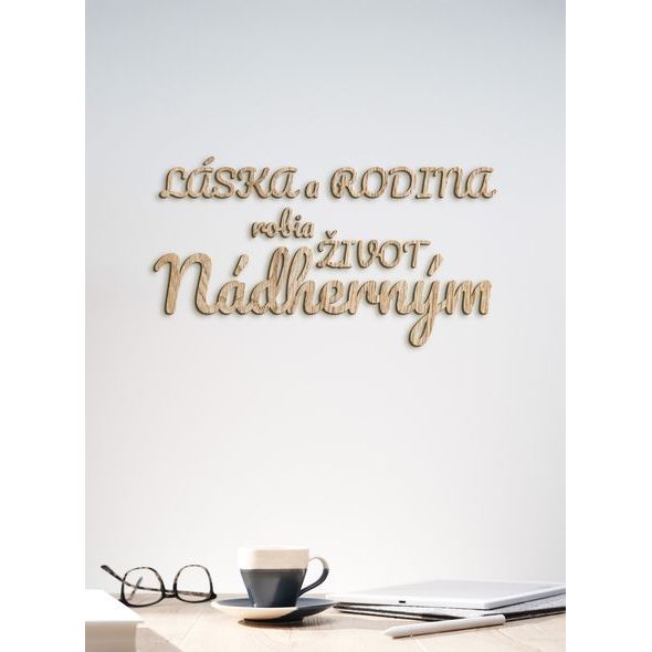 Drevený nápis "Láska a rodina robia život nádherným"