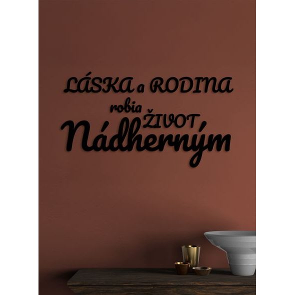 Drevený nápis "Láska a rodina robia život nádherným"