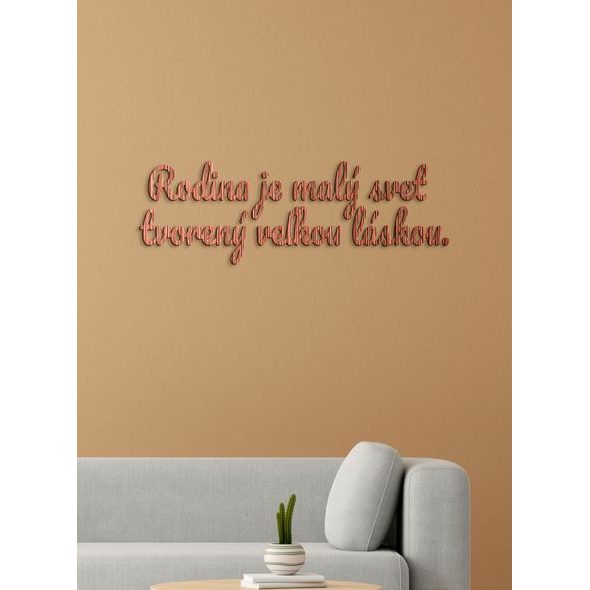 Drevený nápis "Rodina je malý svet tvorený veľkou láskou"