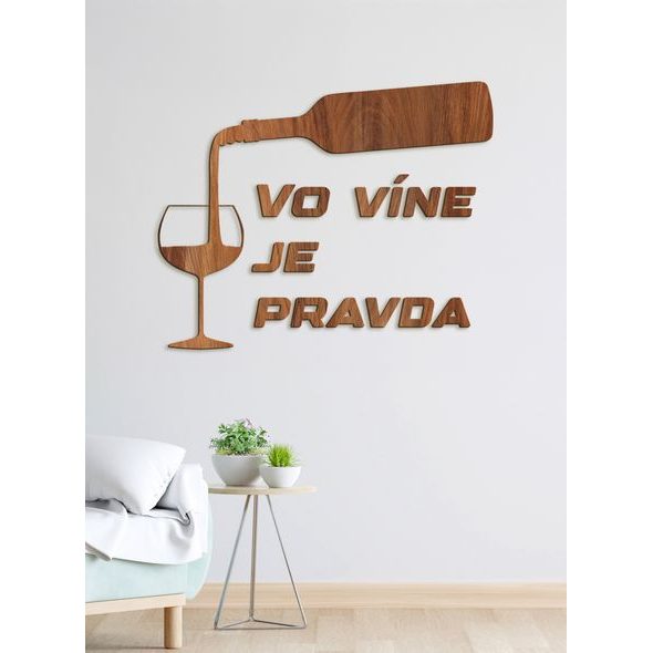 Nápis na stenu s citátom "Vo víne je pravda"