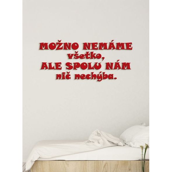 Drevený nápis "Možno nemáme všetko, ale spolu nám nechýba nič"