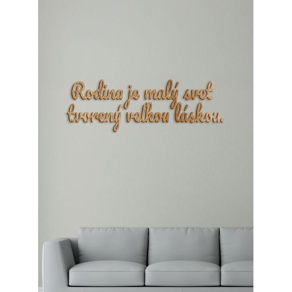 Drevený nápis "Rodina je malý svet tvorený veľkou láskou"