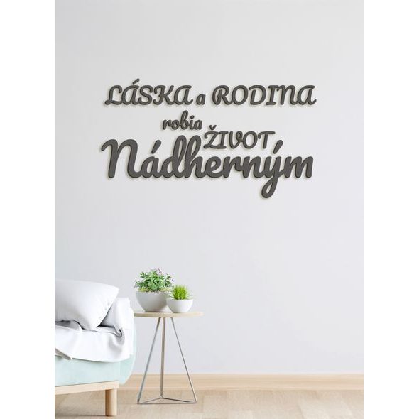 DREVENÝ NÁPIS "LÁSKA A RODINA ROBIA ŽIVOT NÁDHERNÝM"