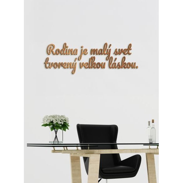 Drevený nápis "Rodina je malý svet tvorený veľkou láskou"
