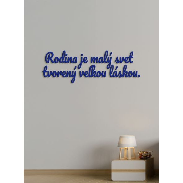Drevený nápis "Rodina je malý svet tvorený veľkou láskou"