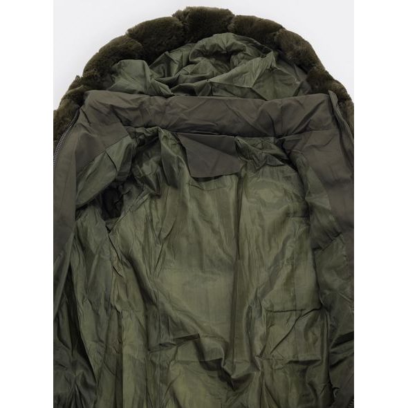 Dámska zimná bunda s kožušinou a opaskom tmavozelená