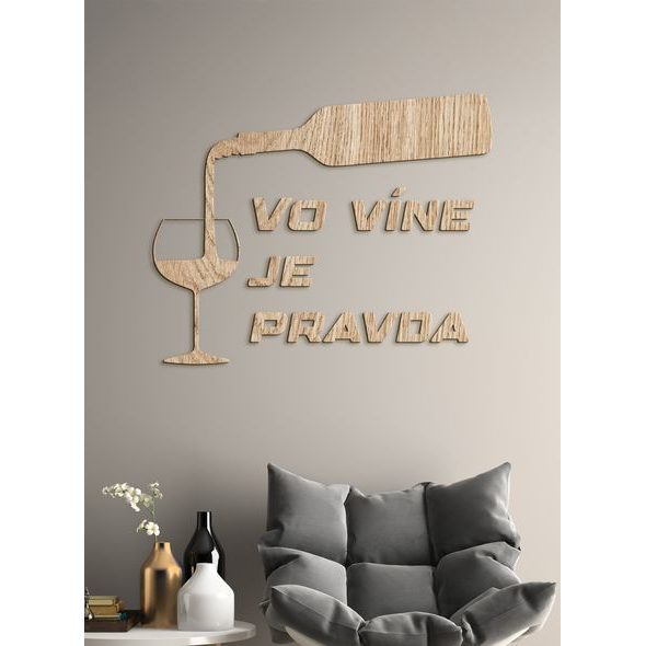 Nápis na stenu s citátom "Vo víne je pravda"
