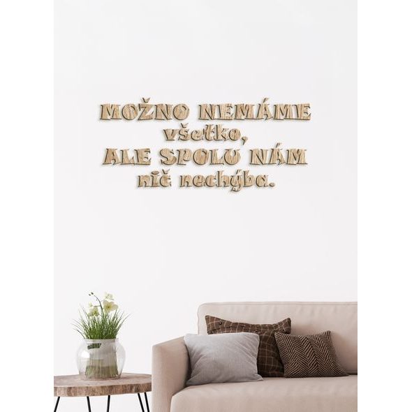 Drevený nápis "Možno nemáme všetko, ale spolu nám nechýba nič"