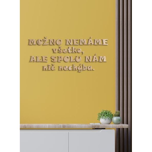 Drevený nápis "Možno nemáme všetko, ale spolu nám nechýba nič"