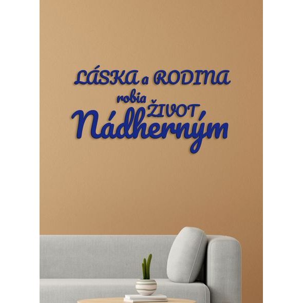 Drevený nápis "Láska a rodina robia život nádherným"