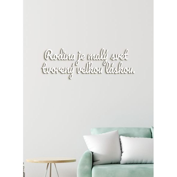 Drevený nápis "Rodina je malý svet tvorený veľkou láskou"