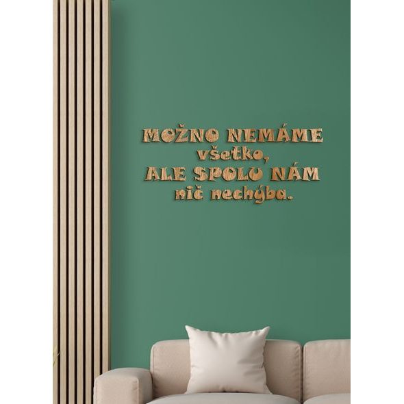 Drevený nápis "Možno nemáme všetko, ale spolu nám nechýba nič"