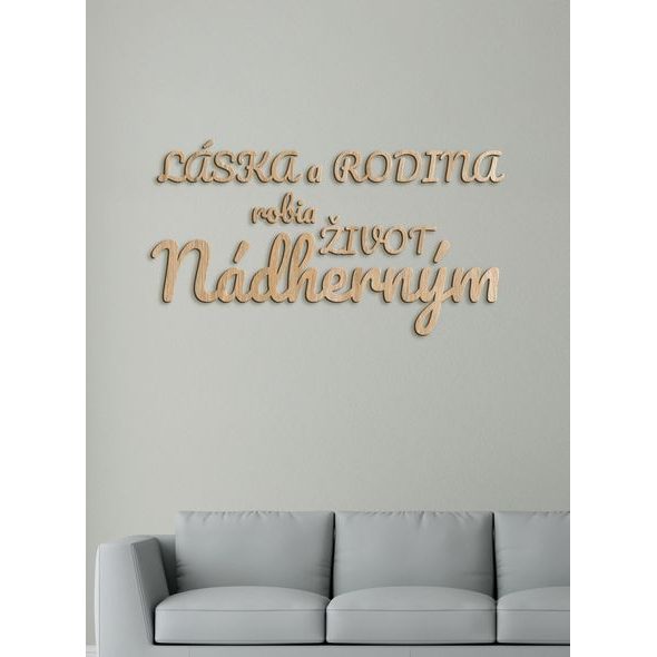 Drevený nápis "Láska a rodina robia život nádherným"