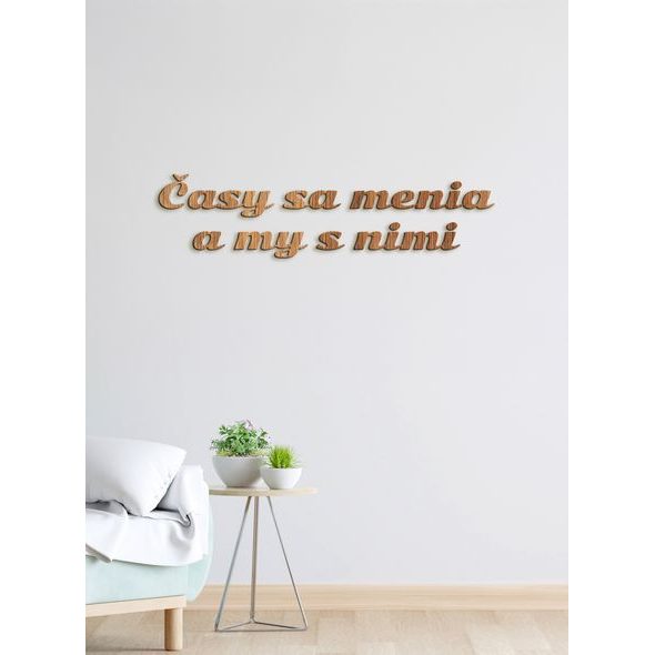 Drevený nápis s citátom "Časy sa menia a my s nimi"