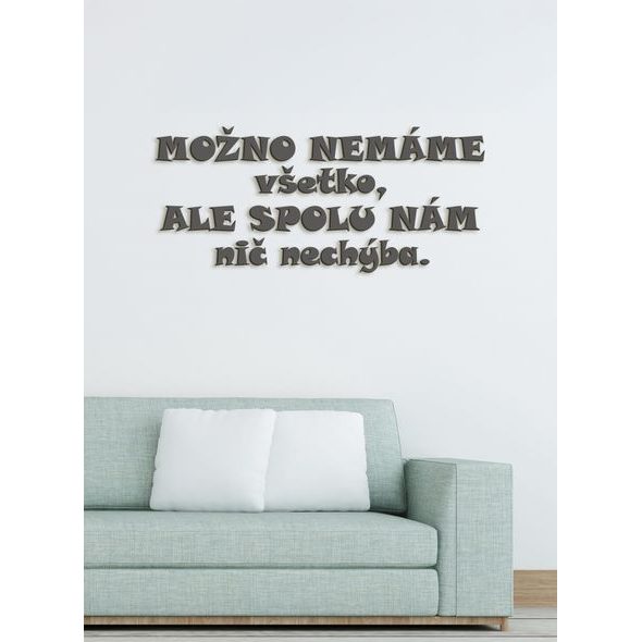 Drevený nápis "Možno nemáme všetko, ale spolu nám nechýba nič"