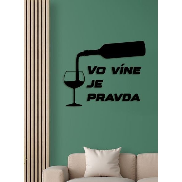 Nápis na stenu s citátom "Vo víne je pravda"