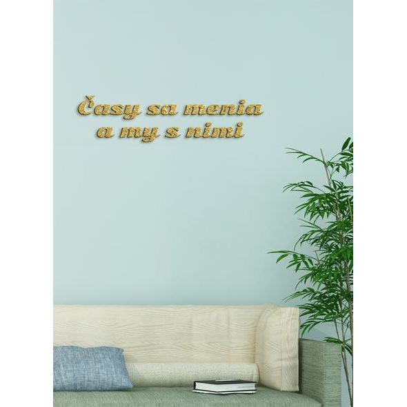 Drevený nápis s citátom "Časy sa menia a my s nimi"