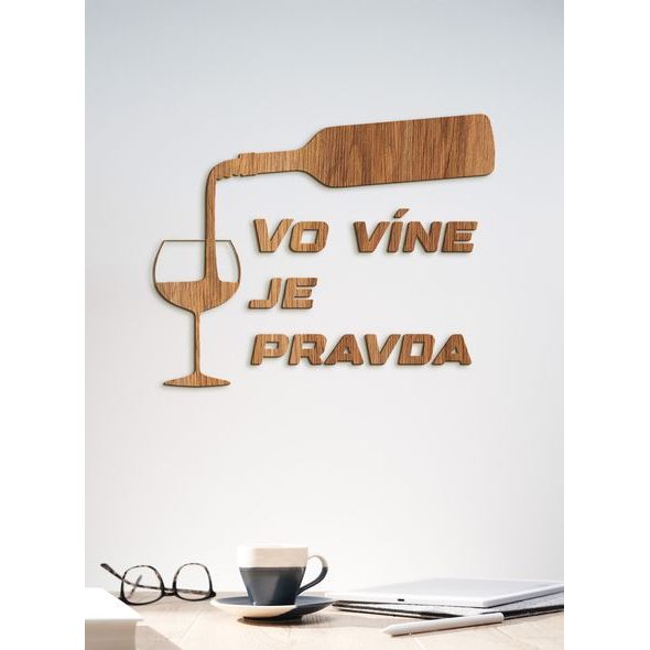 Nápis na stenu s citátom "Vo víne je pravda"