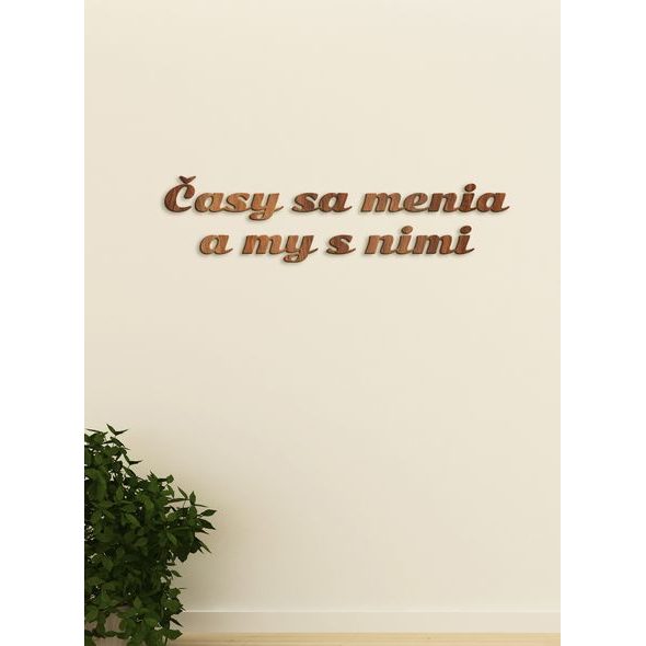 Drevený nápis s citátom "Časy sa menia a my s nimi"