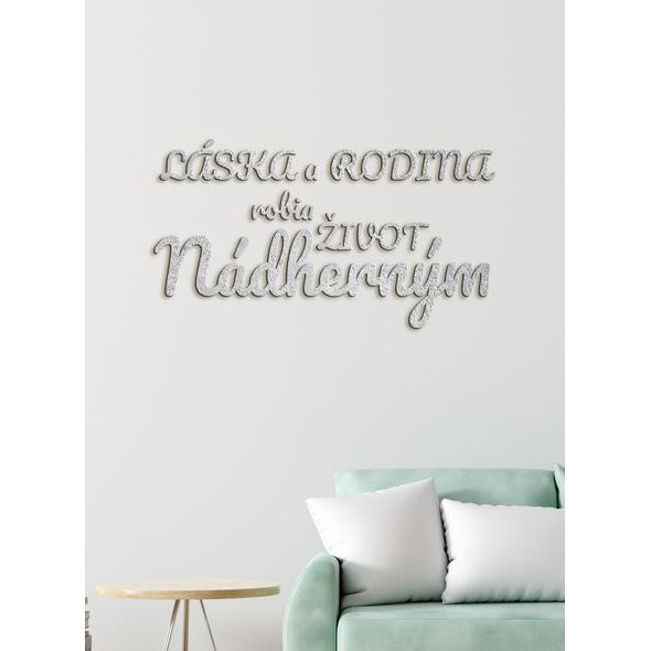Drevený nápis "Láska a rodina robia život nádherným"