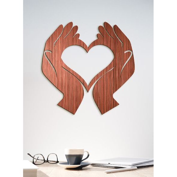 Dřevěný nástěnný obraz Srdce v rukou