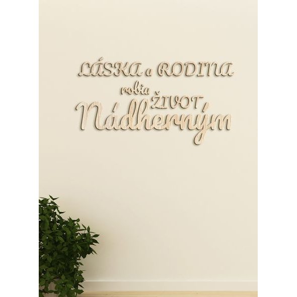 Drevený nápis "Láska a rodina robia život nádherným"