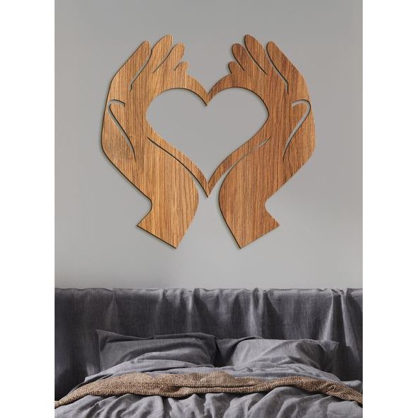 Dřevěný nástěnný obraz Srdce v rukou